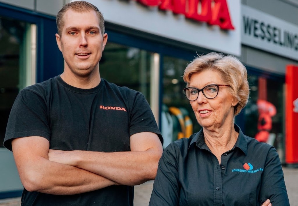Het team van Schreurs Wessem BV voor de winkel aan de Maasdijk in Wessem